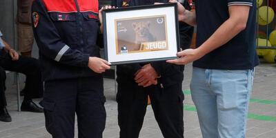 Jeugdbrandweer Oostkamp/Ruddervoorde, uitreiking door raadslid Julian Lopez