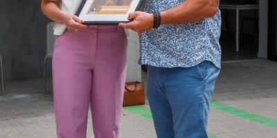 Patrick De Groote, uitreiking door raadslid Elke Robberechts